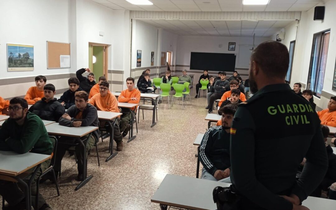 La Guardia Civil imparte una charla preventiva a los alumnos de la EFA La Malvesía sobre ciberacoso y drogas