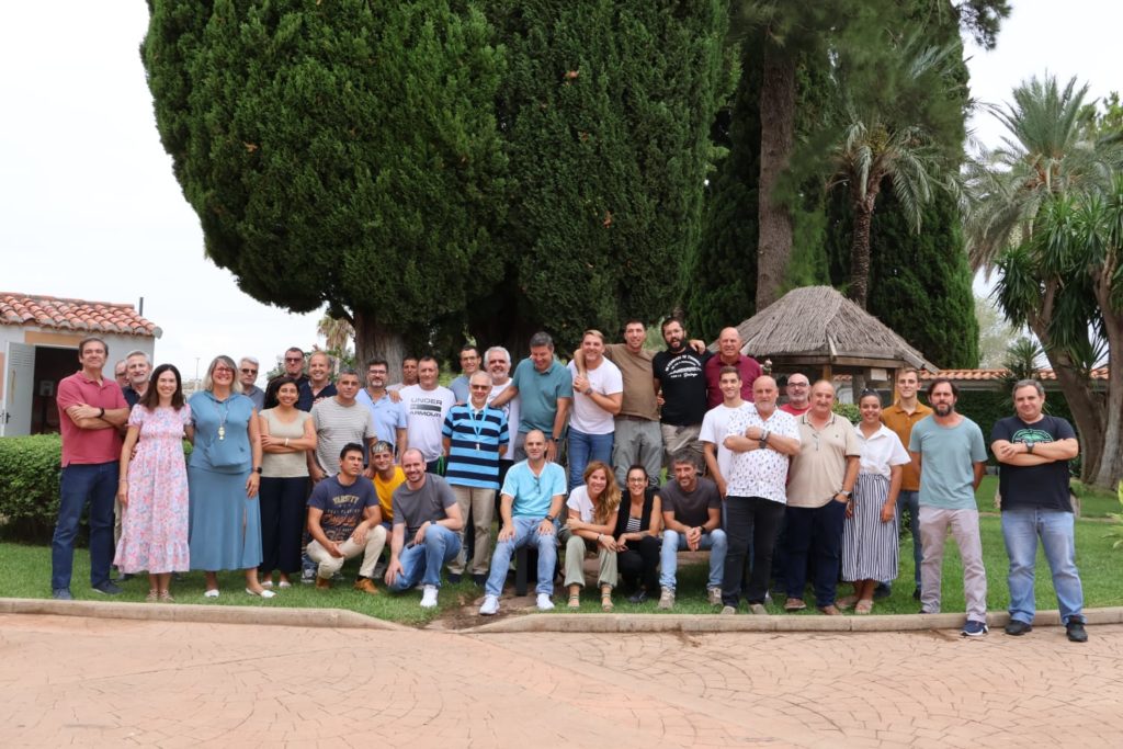 Equipo EFA 2024 preparando el nuevo curso posa en el jardín de la EFA