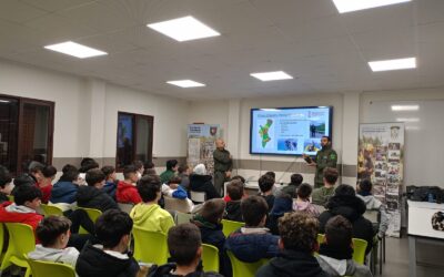 Alumnos de la ESO aprenden a cuidar de su entorno en una charla con Agentes Medioambientales gracias a Guardabosc